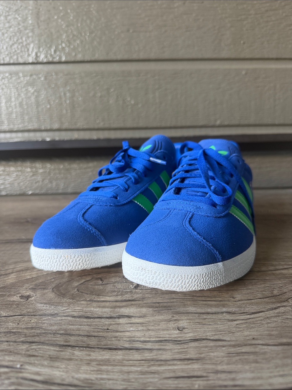 adidas Gazelle Men’s Blue Sneakers with Green Stripes size 9